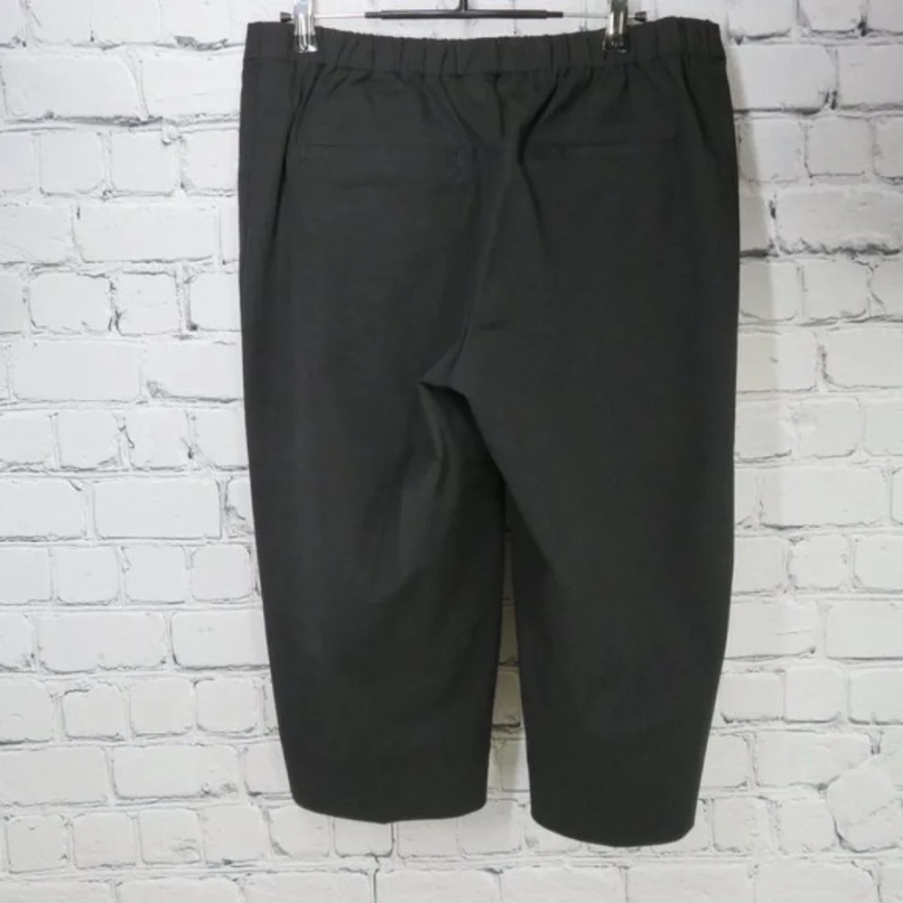 Women's Stretch Pedal Pushers with Pintucks - Black - Picture 6 of 6
